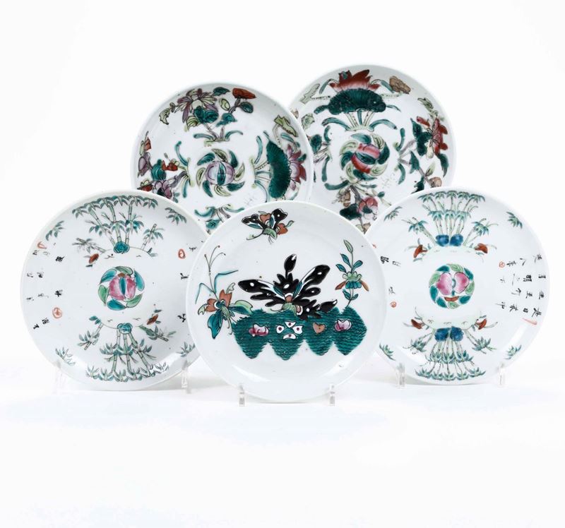 Cinque piatti in porcellana con soggetti naturalistici e iscrizioni, Cina, Dinastia Qing, XIX secolo  - Auction Asian Art - I - Cambi Casa d'Aste