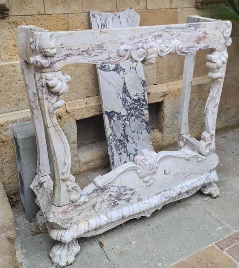 Camino in marmo scolpito a modanature e volute. XIX secolo  - Auction A Lombard Property | Cambi Time - Cambi Casa d'Aste