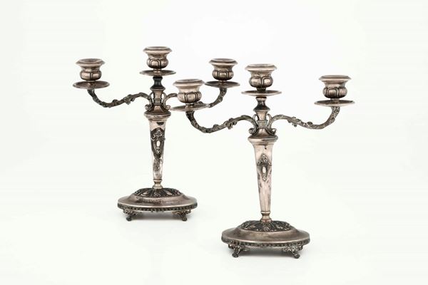 Coppia di candelabri a tre fiamme in argento. Argenteria milanese della prima metà del XX secolo. Argentiere Di Leone