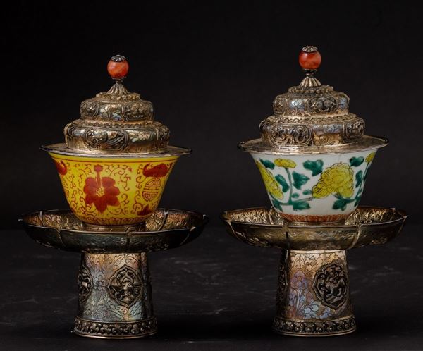Due piccole ciotole in porcellana entro montatura in argento con decori floreali incisi e a sbalzo, Cina, Dinastia Qing, XIX secolo