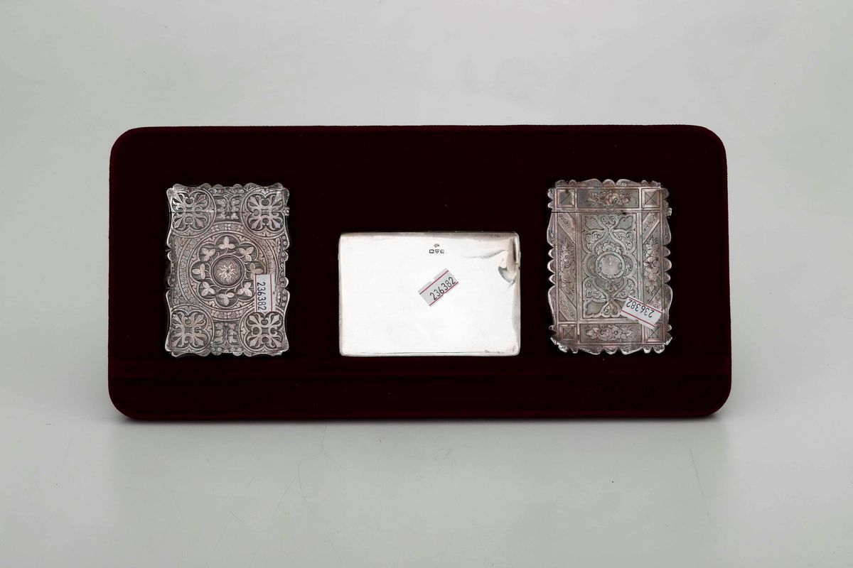 Tre Scatoline Porta Biglietti in Argento Cesellato. Differenti Manifatture Inglesi del XIX-XX Sec...
