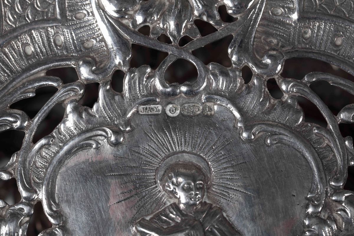 Copertina in Argento Sterling Traforato e Cesellato. Manifattura Inglese del XX Secolo
