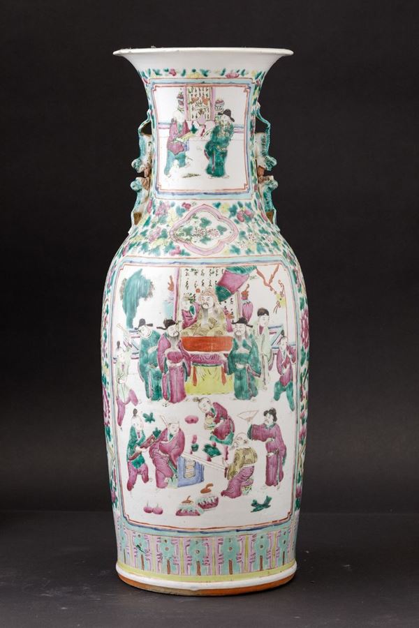 Vaso in porcellana Famiglia Rosa con scene di vita comune e naturalistiche entro riserve e figure di draghetto a rilievo, Cina, Dinastia Qing, XIX secolo
