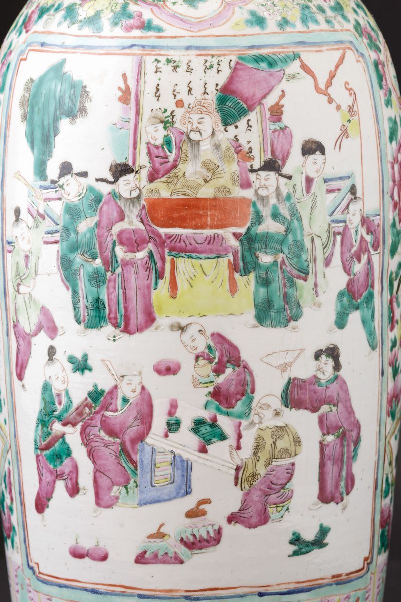 Vaso in Porcellana Famiglia Rosa con Scene di Vita Comune e Naturalistiche Entro Riserve e Figure...