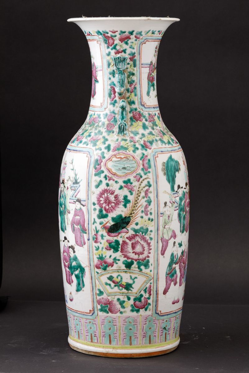 Vaso in Porcellana Famiglia Rosa con Scene di Vita Comune e Naturalistiche Entro Riserve e Figure...