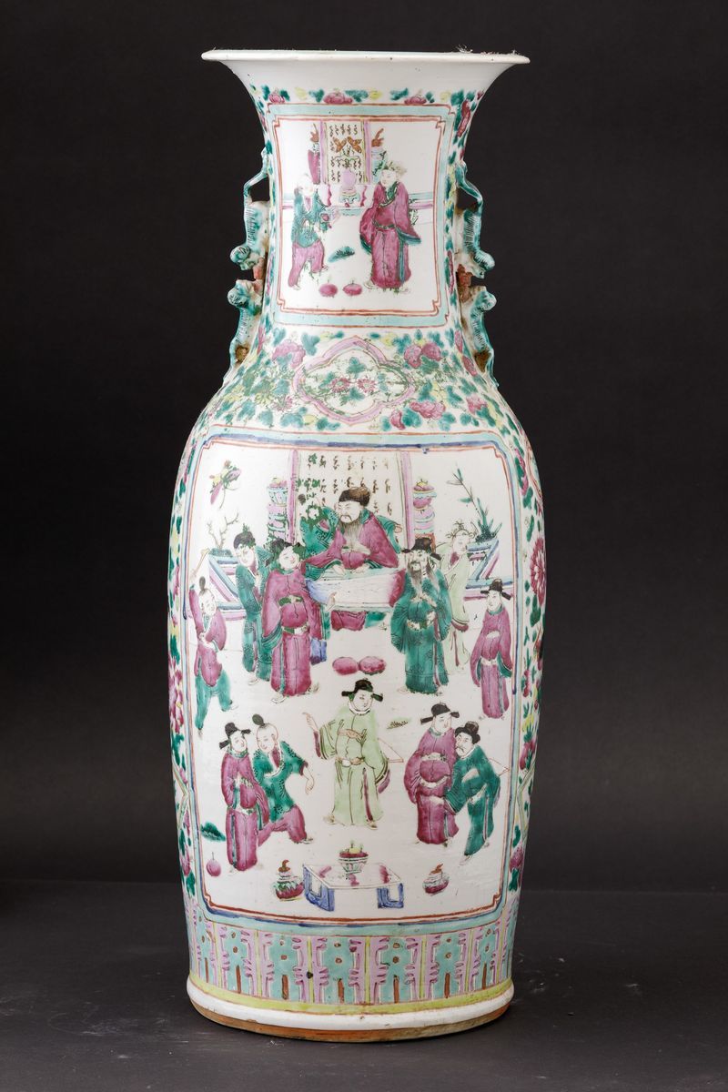 Vaso in Porcellana Famiglia Rosa con Scene di Vita Comune e Naturalistiche Entro Riserve e Figure...