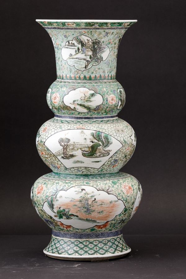 Vaso in porcellana Famiglia Verde con scene di vita comune entro riserve sagomate e decori floreali, Cina, Dinastia Qing, epoca Guangxu (1875-1908)