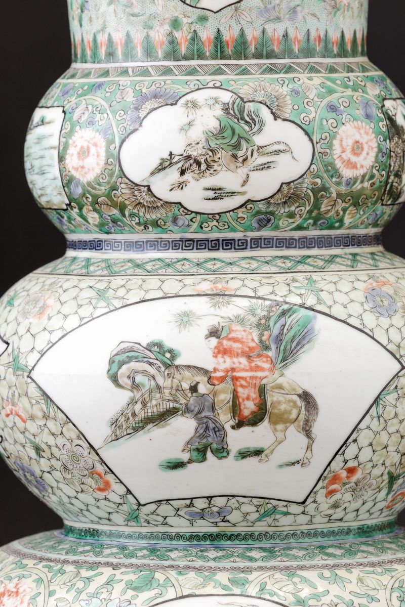 Vaso in Porcellana Famiglia Verde con Scene di Vita Comune Entro Riserve Sagomate e Decori Florea...