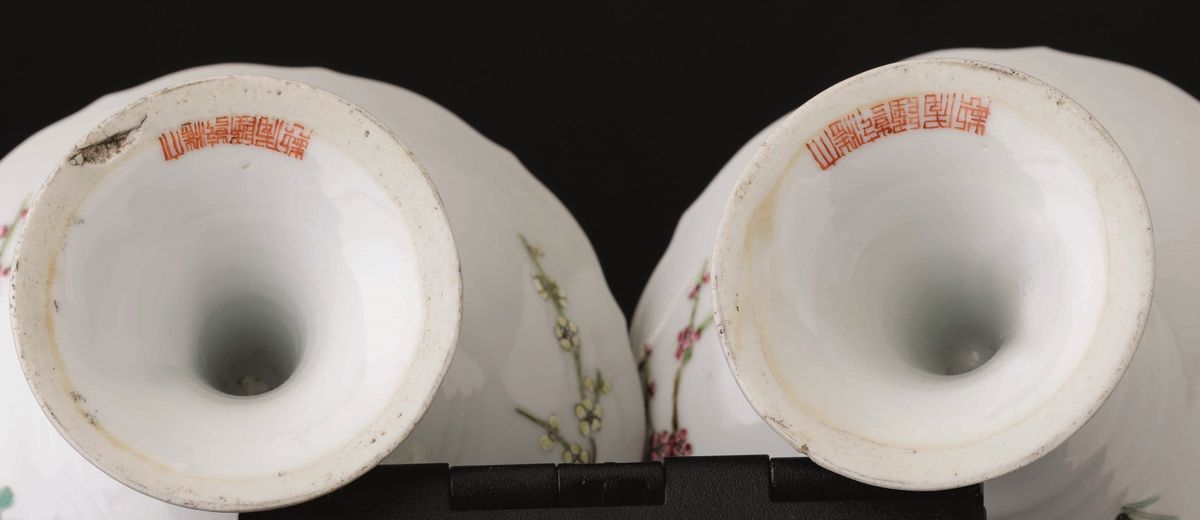 Coppia di Piccole Alzate in Porcellana con Decoro di Uccellini tra i Rami, Cina, Repubblica, XX S...