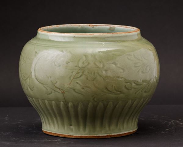 Vaso in porcellana Longquan color Celadon con decori vegetali incisi, Cina, Dinastia Ming, XVII secolo