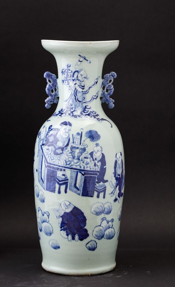 Vaso in porcellana con piccole anse sagomate e raffigurazione di saggi sui toni del blu, Cina, Dinastia Qing, XIX secolo