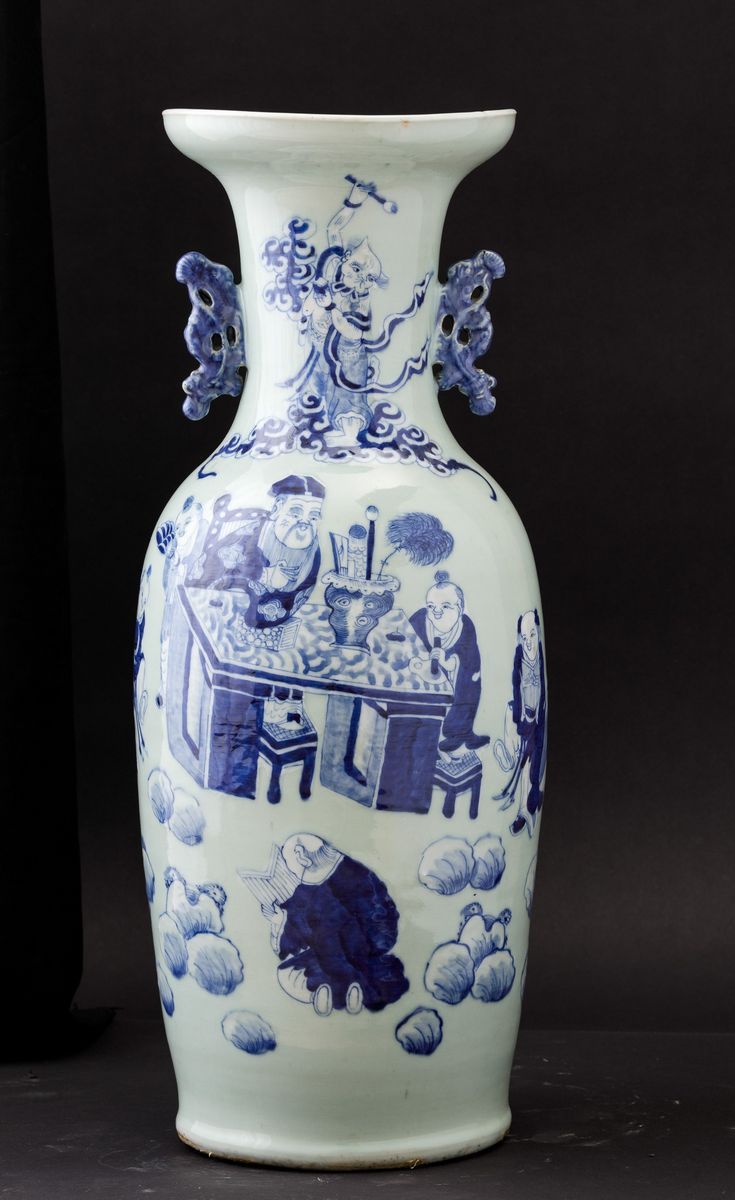Vaso in Porcellana con Piccole Anse Sagomate e Raffigurazione di Saggi sui Toni del Blu, Cina, Di...