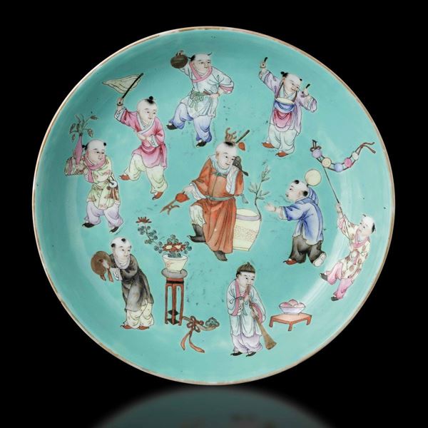 Piatto in porcellana a smalti policromi con saggio e fanciulli, Cina, Dinastia Qing, marca e del periodo Jiaqing (1796-1820)