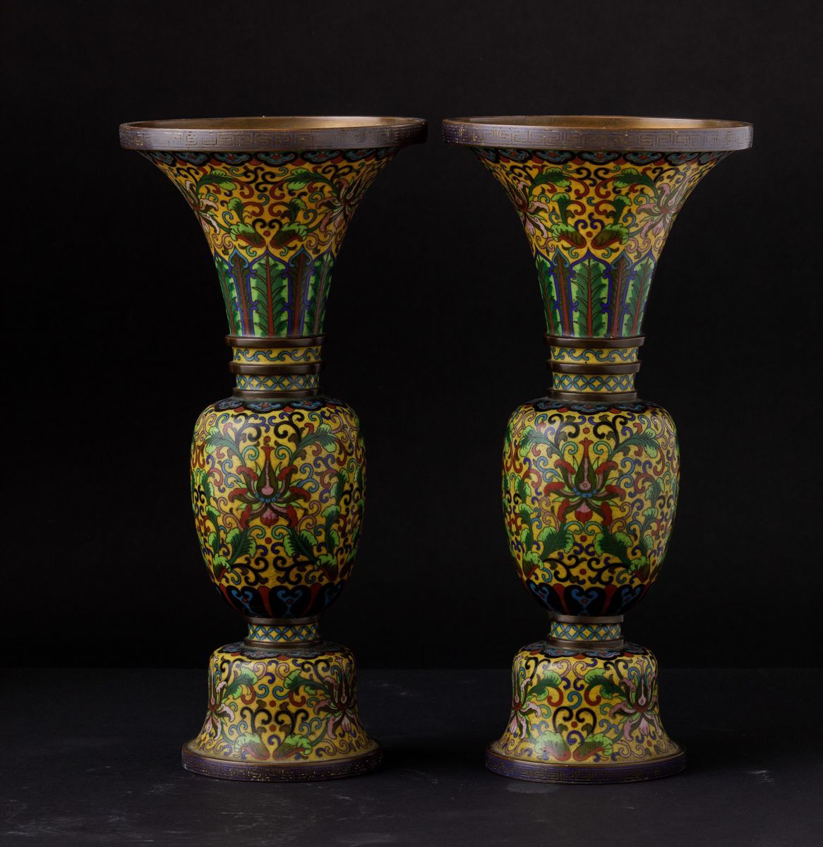 Coppia di Vasi a Tromba a Smalti Cloisonnè con Decoro di Fiori di Loto su Fondo Giallo, Cina, Din...