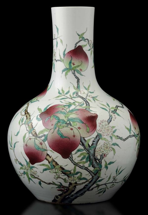 Vaso Tianqiuping in porcellana con decoro di pesche, Cina, Dinastia Qing, epoca Guangxu (1875-1908)