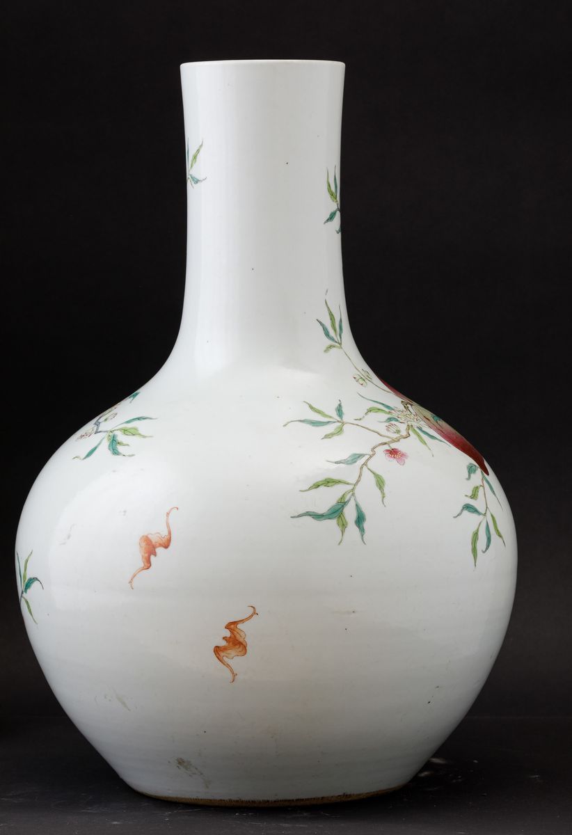 Vaso Tianqiuping in Porcellana con Decoro di Pesche, Cina, Dinastia Qing, Epoca Guangxu (1875-190...