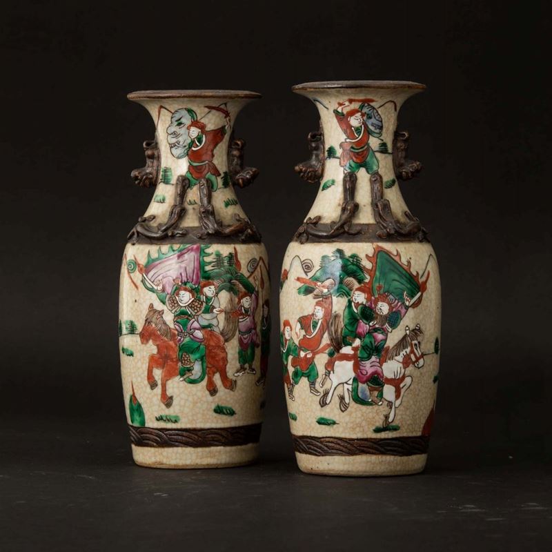 Coppia di vasi in porcellana con figure di draghetti a rilievo e figure di guerrieri, Cina, Dinastia Qing, XIX secolo  - Asta Chinese Works of Art - II - Cambi Casa d'Aste