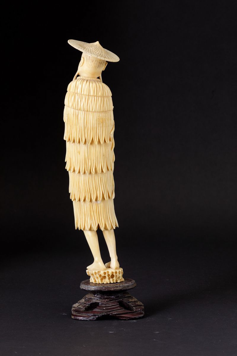 Figura di Pescatore Scolpita in Avorio, Cina, Inizi XX Secolo