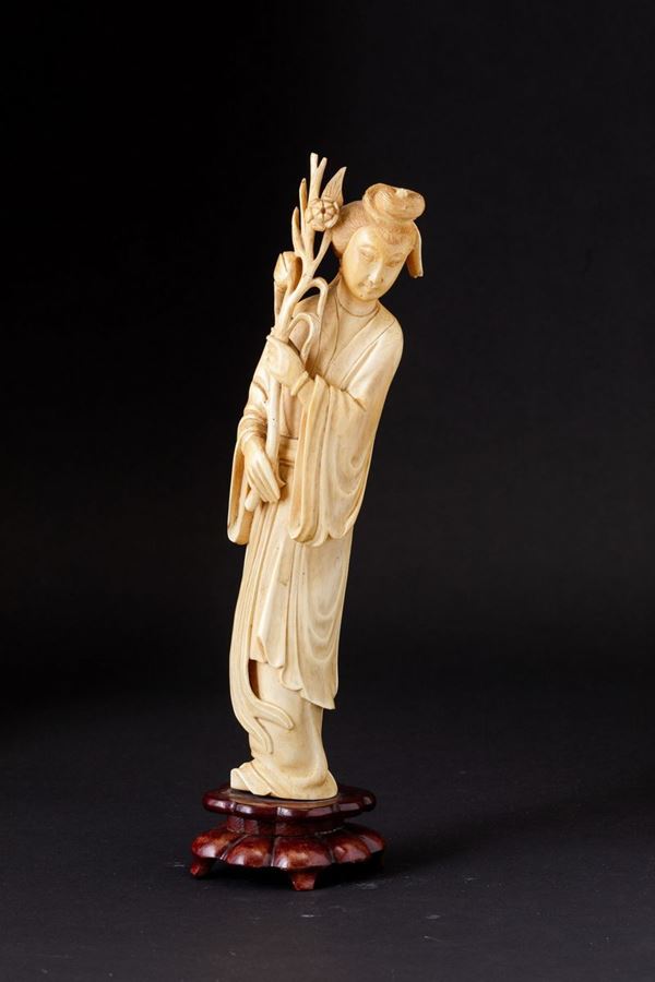 Figura di fanciulla con ramo fiorito scolpita in avorio, Cina, inizi XX secolo