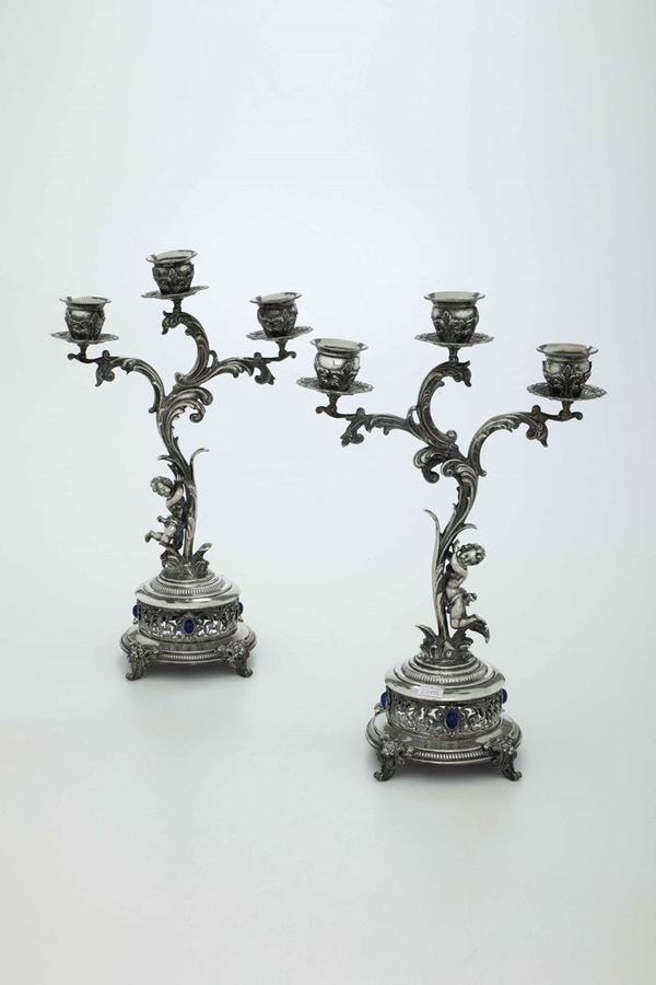 Coppia di candelabri in argento. Argenteria artistica italiana del XX secolo. Argentiere Gaetano Tadiello