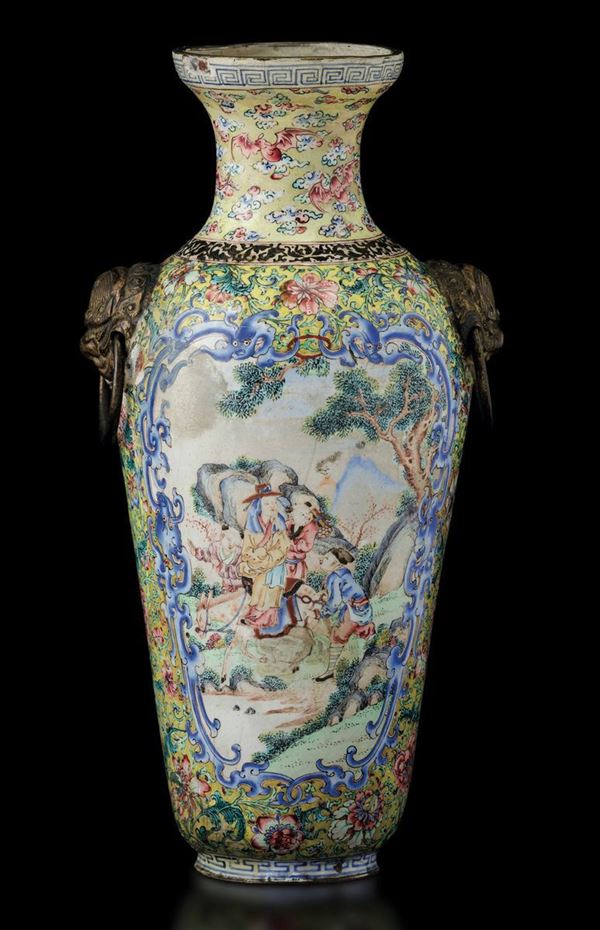 Vaso in smalto con scene di vita comune entro riserve, decori floreali e mascheroni con anse ad anello, Cina, Dinastia Qing, epoca Qianlong (1736-1796)