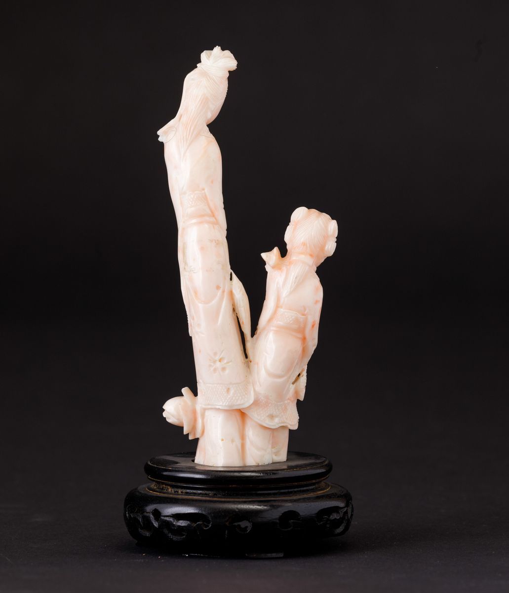Gruppo in Corallo Rosa Raffigurante Fanciulla con Bambino, Cina, Inizi XX Secolo