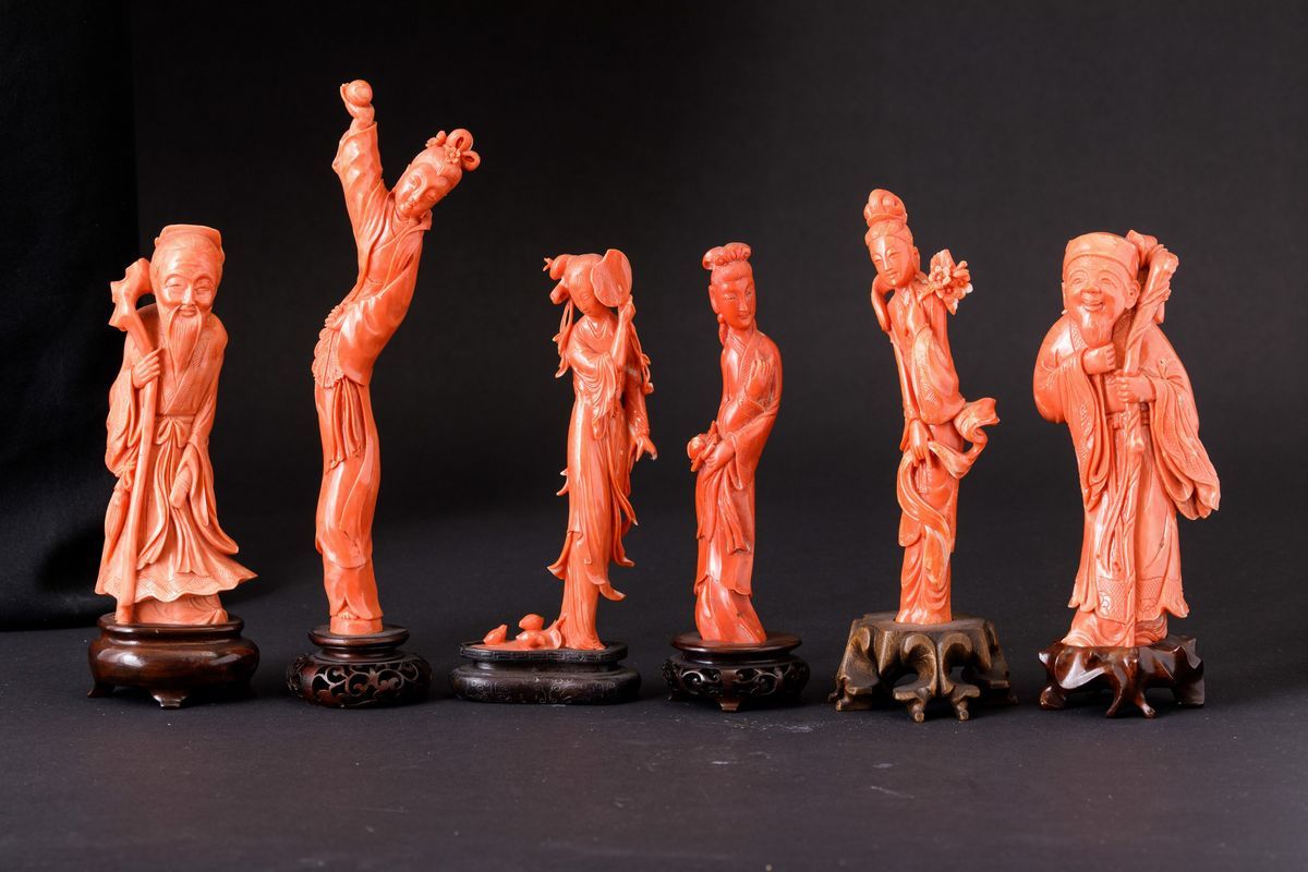 Lotto Composto da Sei Sculture in Corallo con Raffiguranti Figure Femminili e Saggi, Cina, Inizi ...