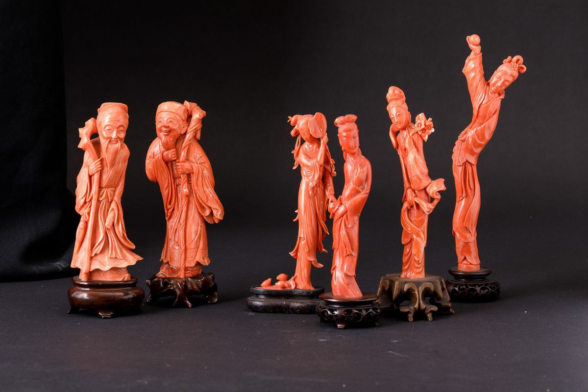 Lotto Composto da Sei Sculture in Corallo con Raffiguranti Figure Femminili e Saggi, Cina, Inizi ...