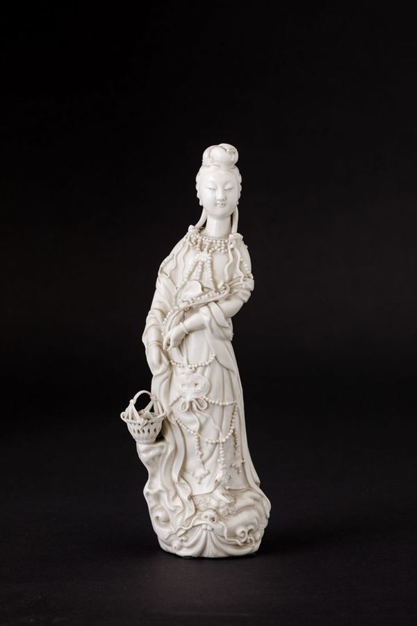 Figura di Guanyin con cestino in porcellana Blanc de Chine, Cina, XX secolo