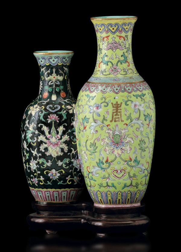 Raro vaso a doppio corpo in porcellana a smalti policromi con simboli taoisti e fiori di loto su fondo giallo e nero, Cina, Dinastia Qing (1644-1912)