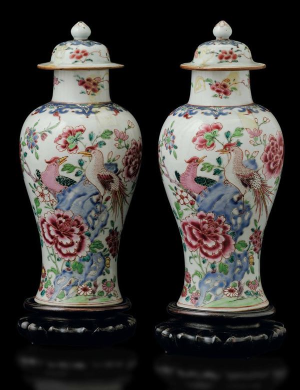 Coppia di potiches in porcellana Famiglia Rosa con fenici e decori floreali, Cina, Dinastia Qing, epoca Qianlong (1736-1796)
