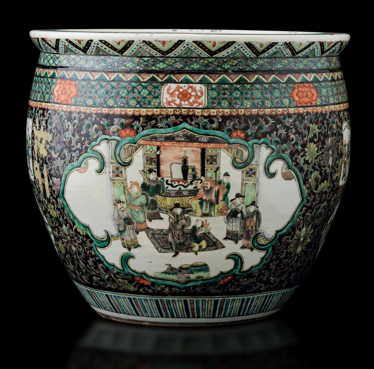 Cachepot in Porcellana Famiglia Nera con Decori Floreali e Scene di Vita di Corte e Scontro tra C...