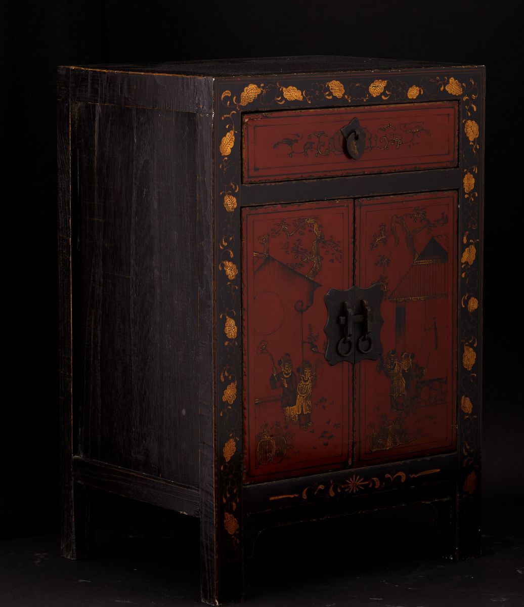 Coppia di Cabinet in Legno Laccato con Decori Floreali e Scene di Vita Comune Lumeggiate in Oro s...