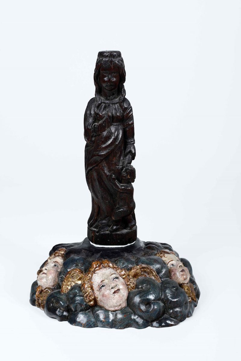 Madonna in legno scolpito su base con putti  - Asta Antiquariato | Cambi Time - Cambi Casa d'Aste