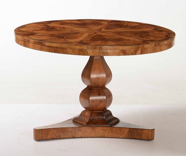 Tavolo con piano circolare in legno lastronato, XIX-XX secolo