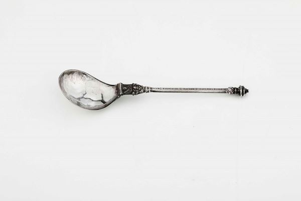 Cucchiaio da cerimonia in argentom fuso e cesellato. Argenteria dell'Europa centrale (Paesi Bassi?) XVIII secolo