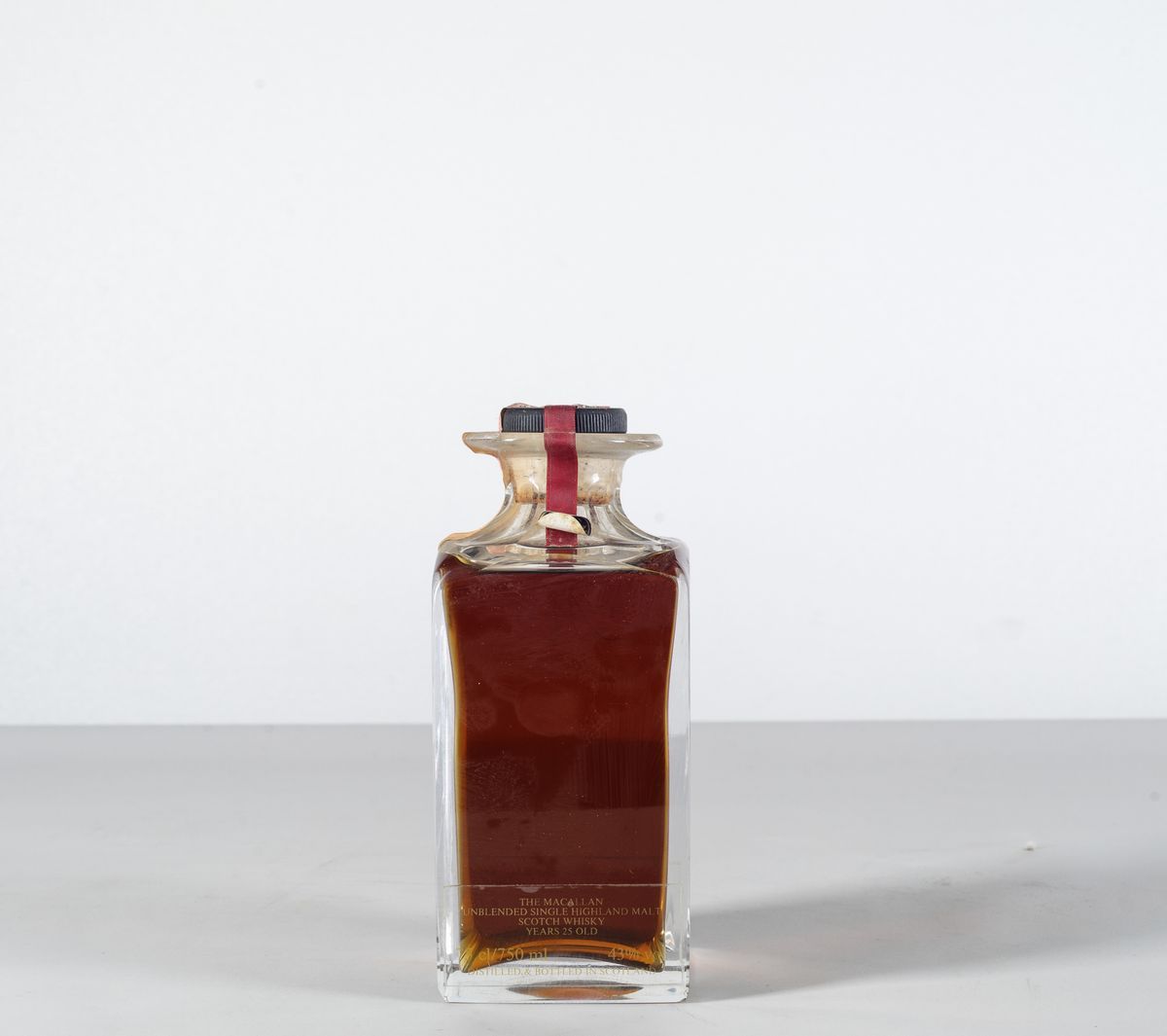 Macallan, Single Malt Scotch Whisky 25 Years Old Decanter Serie M
