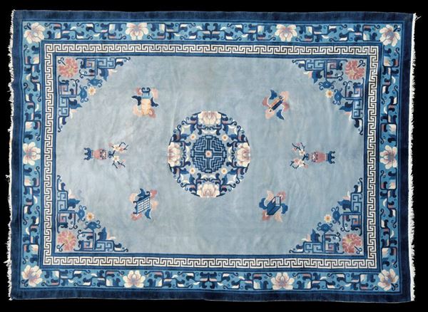 Grande tappeto con decori floreali e soggetti naturalistici su fondo blu, Cina, Pechino, inizio XX secolo