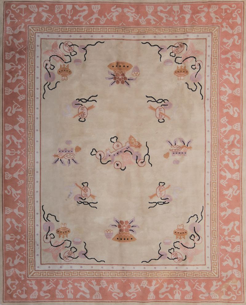 Grande tappeto Ningxia con soggetti naturalistici nei toni del rosa e del pesca, Cina, XX secolo  - Asta Fine Chinese Works of Art - Cambi Casa d'Aste