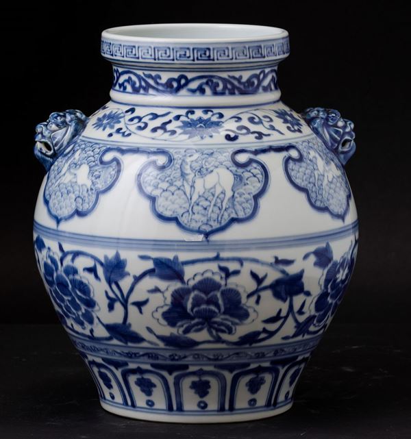 Jar in porcellana bianca e blu con decori floreali, figure di cavalli entro riserve sagomate e mascheroni, Cina, Repubblica, XX secolo