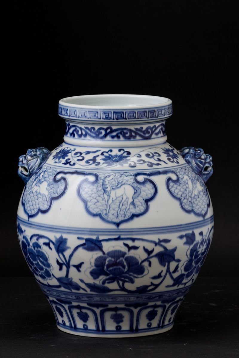 Jar in Porcellana Bianca e Blu con Decori Floreali, Figure di Cavalli Entro Riserve Sagomate e Ma...