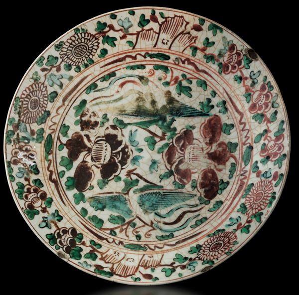 Piatto in porcellana Swatow con decori floreali nei toni del verde e del rosso, Cina, Dinastia Ming, XVII secolo