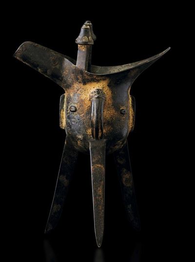 Grande Coppa da Libagione Rituale in Bronzo con Decori D'ispirazione Arcaica Incisi e Ansa con Ma...