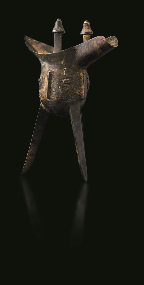Grande Coppa da Libagione Rituale in Bronzo con Decori D'ispirazione Arcaica Incisi e Ansa con Ma...