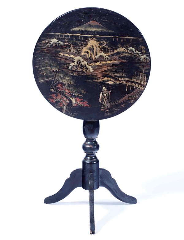Tavolino a vela con piano laccato a chinoiserie, XIX secolo