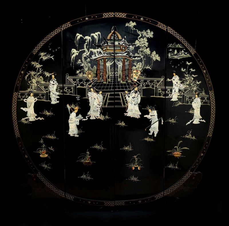 Paravento circolare a cinque ante in legno laccato con tempo e figure di saggi, Cina, Repubblica, XX secolo  - Asta Chinese Works of Art - II - Cambi Casa d'Aste