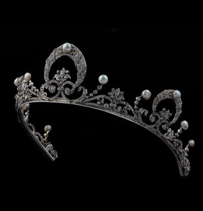 Raffinata Tiara in Platino, Diamanti e Mezze Perle Naturali