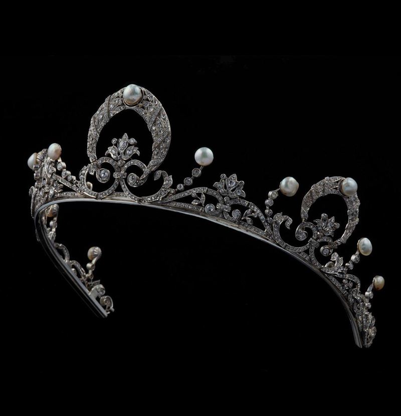 Raffinata tiara in platino, diamanti e mezze perle naturali  - Asta Fine Jewels - III - Cambi Casa d'Aste