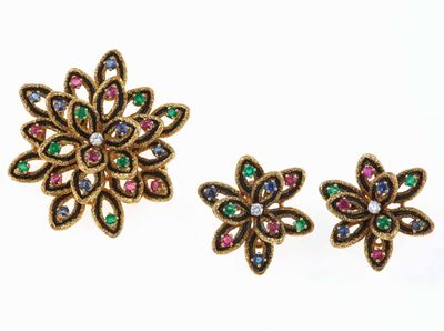 Boucheron Paris. Demi-parure Composta da Orecchini e Spilla con Diamanti, Zaffiri, Rubini, Smeral...