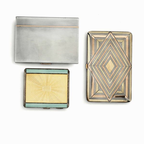 Tre porta sigarette in argento, oro e smalti colorati, oreficeria inglese e USA del XX secolo